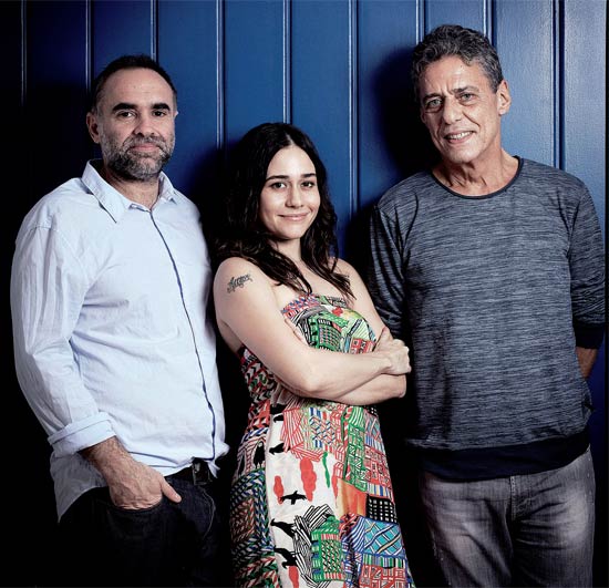 Karim Aïnouz (à esq.), Alessandra Negrini (ao centro) e Chico Buarque, que fez a música que inspirou o filme