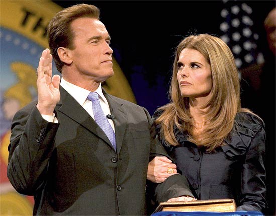 Ao lado de Shriver, Schwarzenegger faz juramento como governador da Califrnia em 2007; o ator assumiu que teve um filho com a empregada