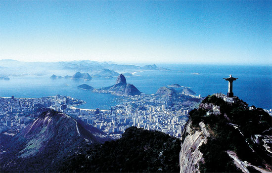 Vista do Rio de Janeiro,com Cristo e o morro do Pão de Açúcar em destaque; Brasil recebe número recorde de turistas