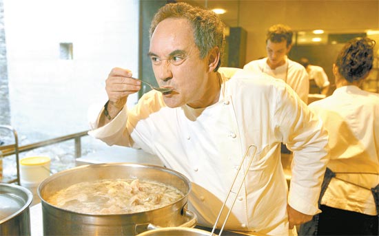 Ferran Adri na cozinha de seu restaurante El Bulli, que acaba de fechar; leia manifesto sobre cozinha molecular