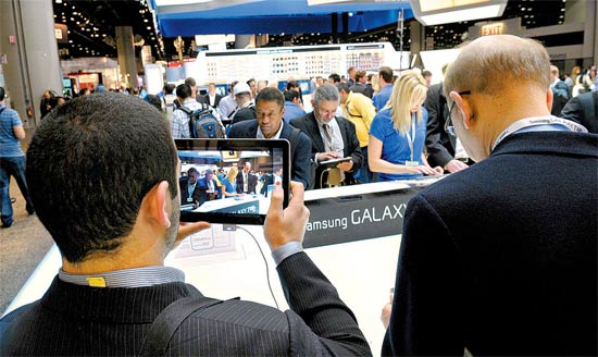 Consumidores testam o tablet Galaxy Tab 10.1, da coreana Samsung, em feira nos EUA