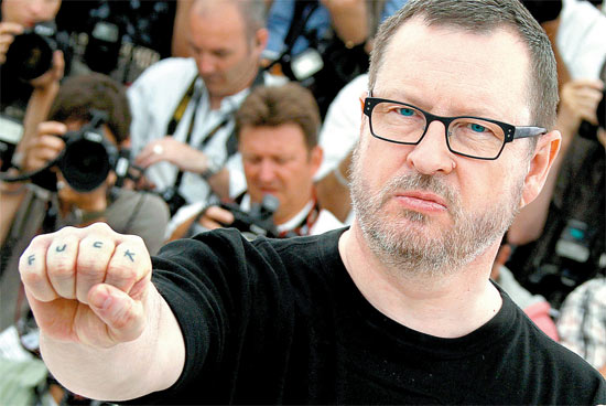 O cineasta Lars Von Trier exibe tatuagem no Festival de Cannes