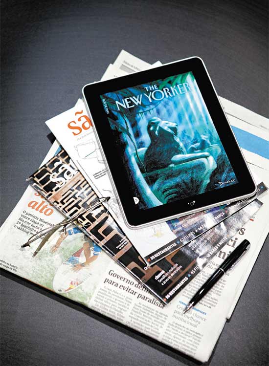 iPad com revista "New Yorker" sobre jornais e revistas, que apostam em assinaturas