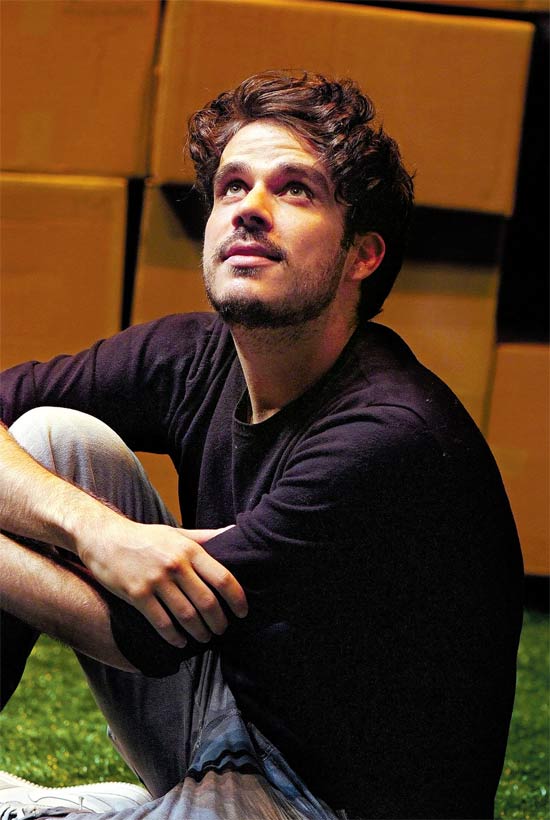 O autor e diretor Leonardo Moreira posa durante ensaios de "O Jardim", da sua Cia. Hiato
