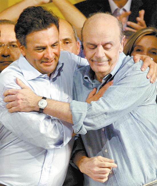 Senador Acio Neves e ex-governador Jos Serra se abraam durante conveno do PSDB
