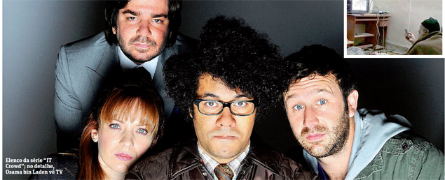 Elenco da série "IT Crowd"; no detalhe, Osama bin Laden vê TV