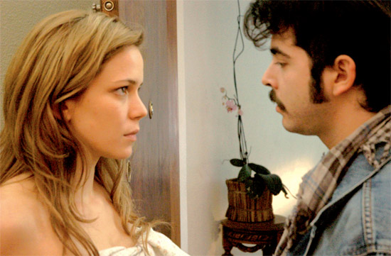 Leandra Leal e o ator argentino Nazareno Casero vivem romance no filme "Estamos Juntos", dirigido por Toni Venturi