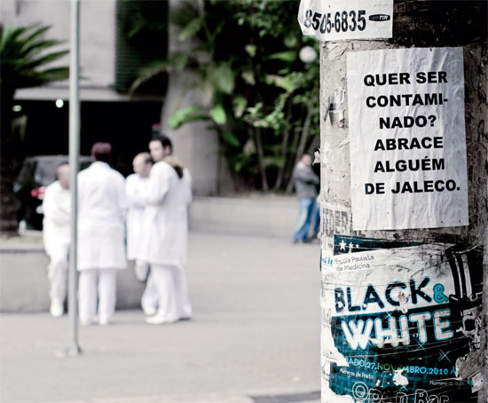 Cartaz em poste na Vila Mariana critica uso do jaleco fora do local de trabalho