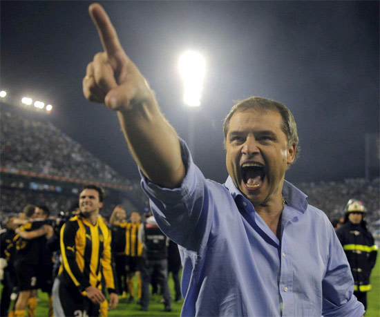 Diego Aguirre, tcnico do Pearol, celebra vaga na final da Libertadores