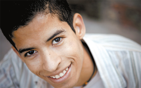 Ldio Mateus, 21, que faz sucesso na web com videoclipes e covers de msicas famosas