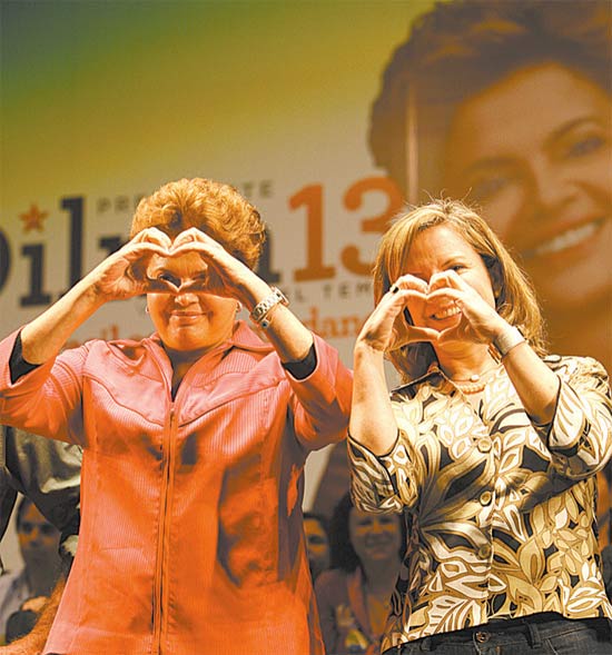 Dilma e Gleisi Hoffmann em comício durante campanha presidencial de 2010
