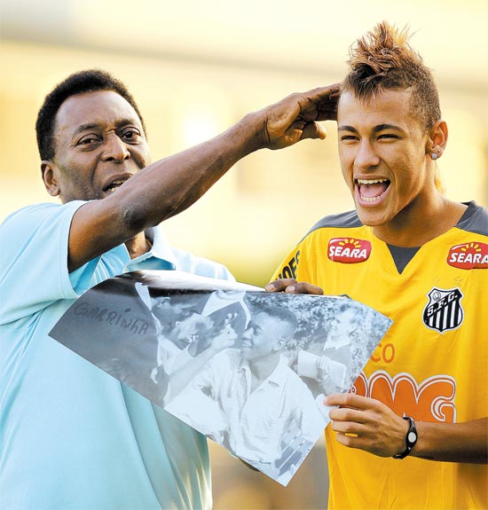 Pelé mostra a Neymar foto com seu penteado na década de 1950
