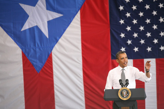 Barack Obama discursa durante visita a base militar em San Juan, em Porto Rico