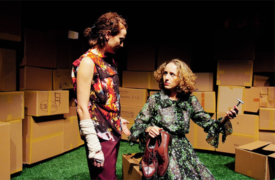 As atrizes Paula Picarelli (à esq.) e Aline Filócomo em cena de "O Jardim", da Cia. Hiato