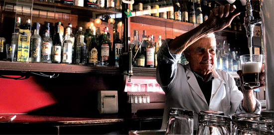 Seu Luiz de Oliveira, 90,  o garom mais antigo do tradicional bar Leo, em SP; *Folha* resgata sua histria