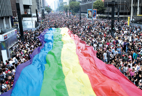 Participantes na avenida Paulista durante a Parada do Orguho Gay, em 2011