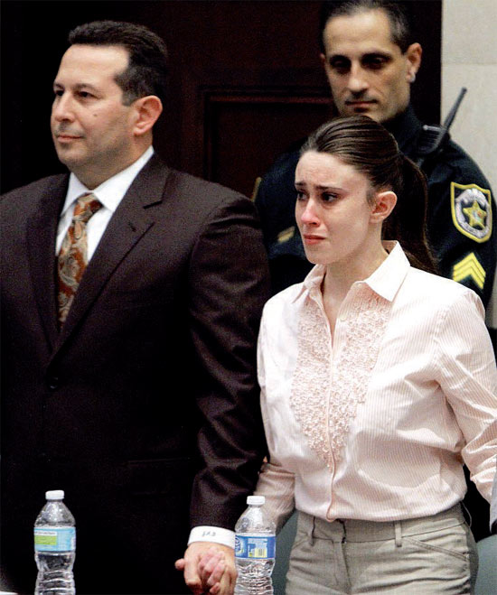 Casey Anthony chora enquanto aguarda seu veredito em tribunal; ela foi sentenciada a quatro anos de prisão