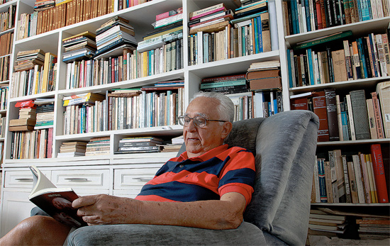 O jornalista e escritor Hlio Plvora em sua casa, em Salvador, em 2011