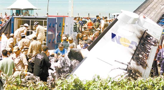 Destroços do avião da empresa Noar, que ia de Recife para Mossoró (RN) e caiu no bairro de Boa Viagem logo após decolar