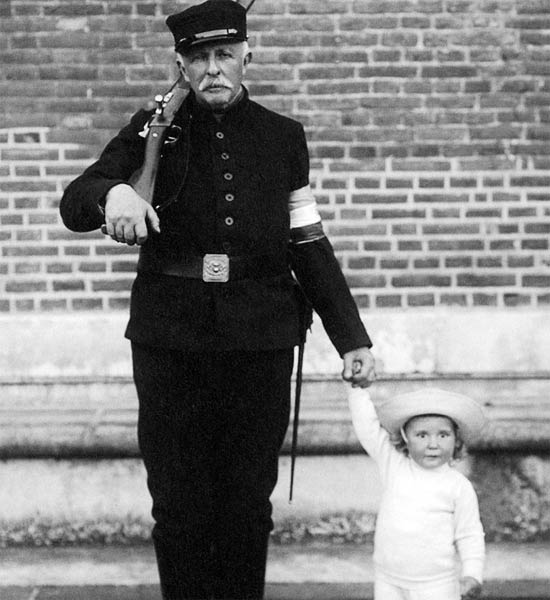 Conde d'Eu, com farda da Guarda Municipal e seu neto pela mão, parte do acervo do Instituto Moreira Salles