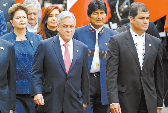 Dilma e os presidentes do Uruguai, Argentina, Chile, Bolívia e Equiador, durante viagem ao Peru