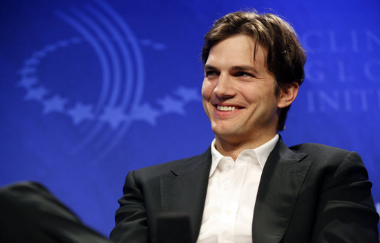 Ashton Kutcher grava primeiras cenas de "Two and a Half Men"