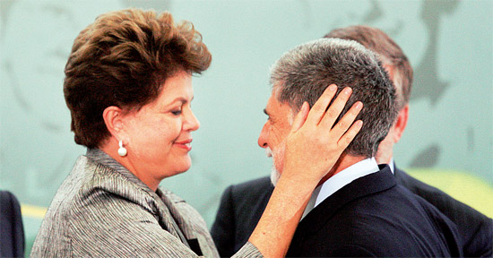 Presidente Dilma cumprimenta seu novo ministro da Defesa, o ex-chanceler Celso Amorim, durante a posse
