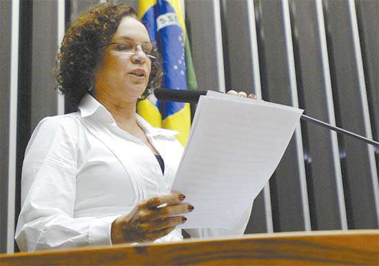 Deputada federal Fátima Pelaes (PMDB-PA), em sessão solene na Câmara, em 2009