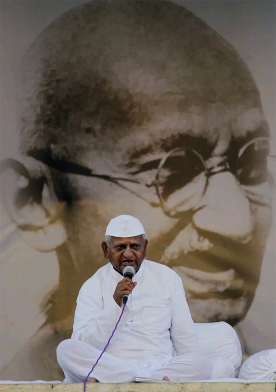 O ativista indiano Anna Hazare, após deixar a prisão, na sexta passada, em Nova Déli