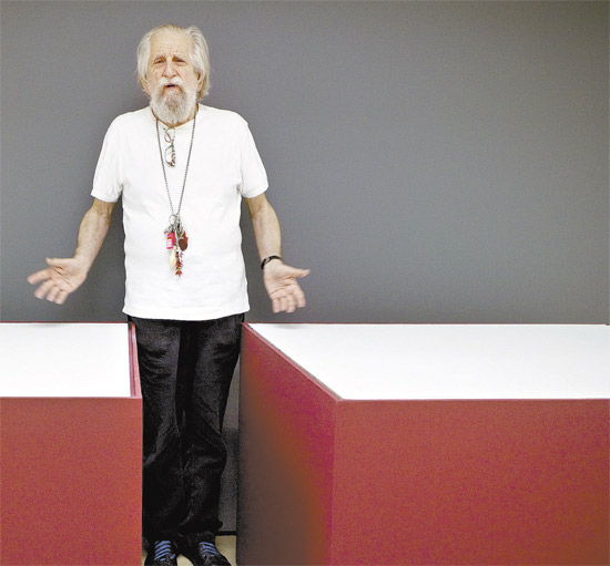 Nelson Leirner na montagem de sua exposio na Galeria de Arte do Sesi, em So Paulo
