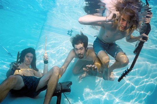 Dave Grohl, Krist Novoselic e Kurt Cobain em foto tirada em outubro de 1991