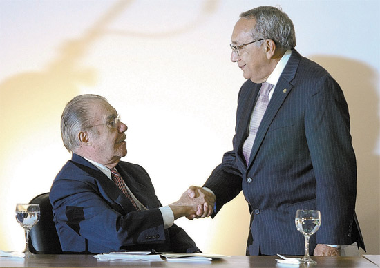 Em encontro do PMDB, Sarney cumprimenta o afilhado político Gastão Vieira, escolhido por Dilma para o Turismo