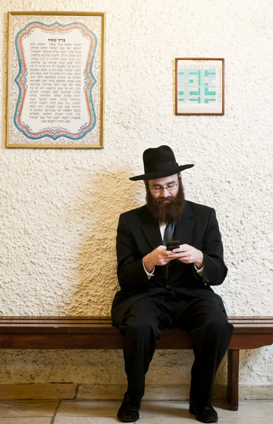 O rabino Dovid Goldberg com seu smartphone em sinagoga do Morumbi