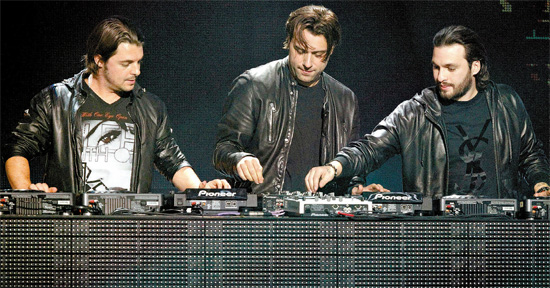 Os DJs Sebastian Ingrosso, Axwell e Steve Angello, do grupo Swedish House Mafia