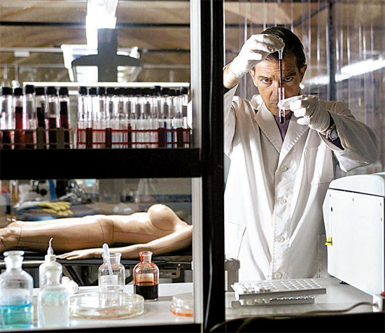 Em "A Pele que Habito", de Almodóval, Antonio Banderas (foto) busca criar um tipo de pele especial