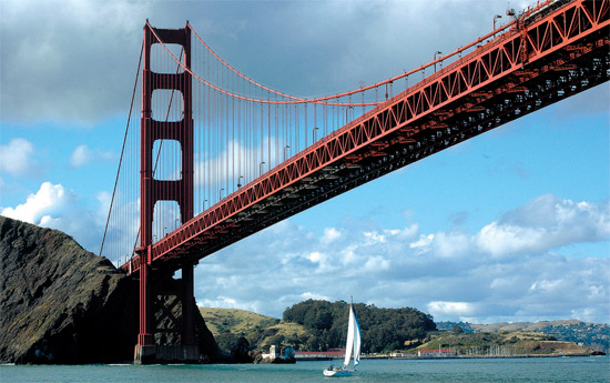 Golden Gate, pela qual passam 40 milhões de veículos por ano, é o principal cartão-postal de San Francisco