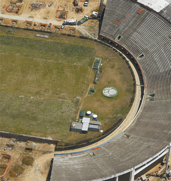 Vista área da ainda embrionária Arena Palestra, futuro estádio palmeirense, prometida para 2013