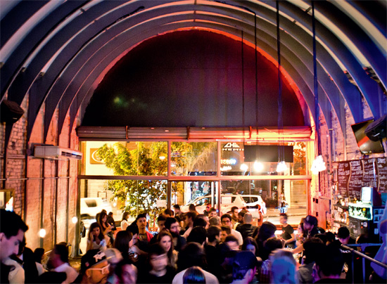 Ambiente do bar-balada Puma Social Club, que tem mesas de pebolim e fliperama para o público