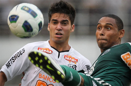 Gabriel Silva (esq.) tenta chutar a bola em lance com Crystian, do Santos