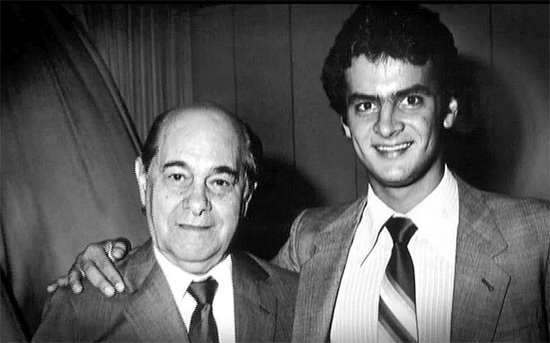 Tancredo Neves e o neto Acio Neves, em fotografia dos anos 80 exibida no documentrio