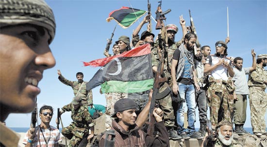 Em cima de um tanque e com a antiga bandeira da Lbia, rebeldes festejam a captura e a morte de Gaddafi