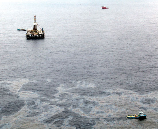 Conteno de leo perto de plataforma da Chevron na bacia de Campos, em novembro de 2011