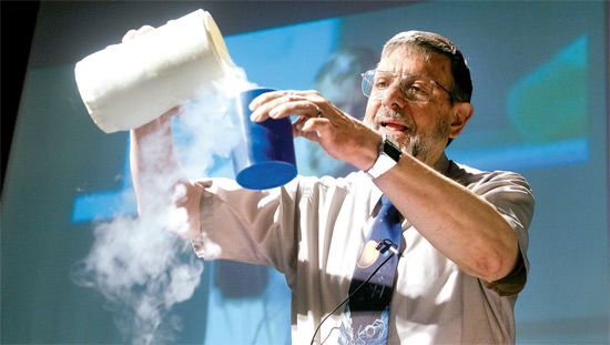 William Phillips, vencedor do Prêmio Nobel em Física, brinca com nitrogênio líquido durante palestra
