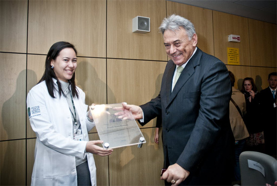 Ricardo Brentani em foto de agosto deste ano, ao receber prêmio por sua carreira acadêmica dedicada ao combate ao câncer