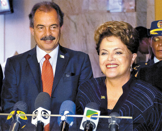 Presidente Dilma ao lado do ministro Aloizio Mercadante, Cincia e Tecnologia, e vai assumir o ministrio da Educao
