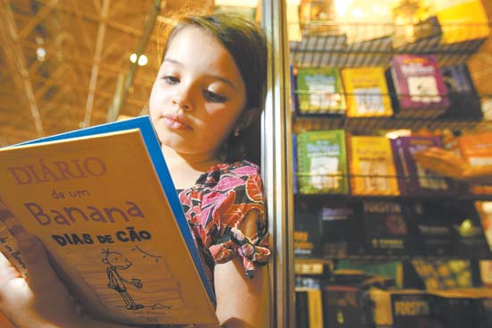 Catarina Coutinho, 9, lendo um dos títulos da série 'Diário de um Banana'