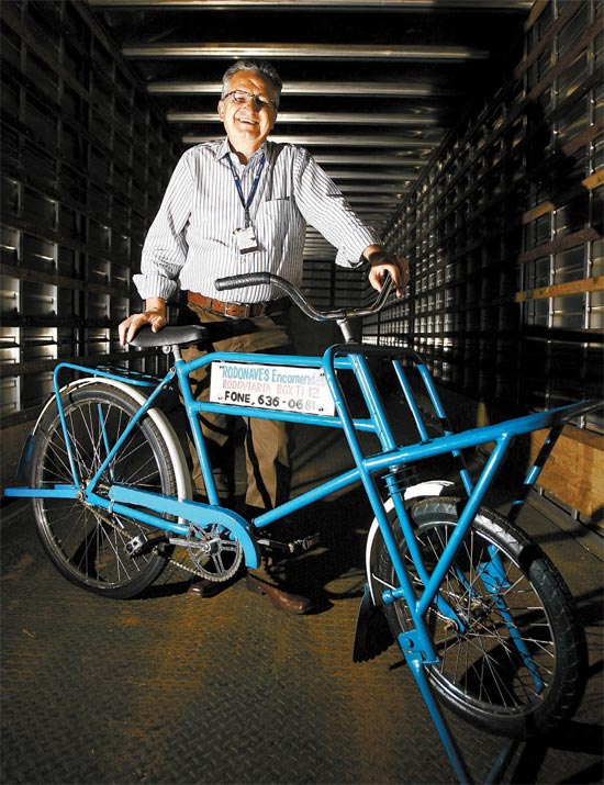 João Braz Naves, dono da RTE Rodonaves, ao lado da primeira bicicleta da empresa RTE Rodonaves