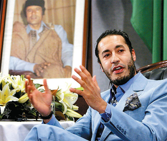 Saadi Gaddafi, filho do ex-ditador Muammar Gaddafi, fala com jornalistas em Sidney, em foto de 2005