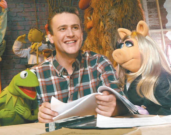 Jason Segel entre Kermit e Miss Piggy em "Os Muppets"