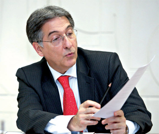 Ministro Fernando Pimentel (Desenvolvimento) mostra documentos sobre consultoria durante entrevista à Folha em Brasília, no ano passado